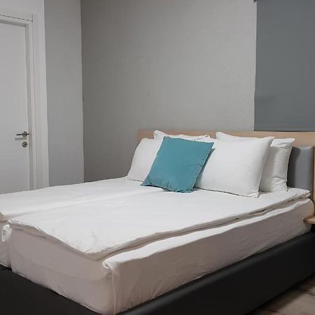 Airport Guest House Or Yehuda Екстериор снимка