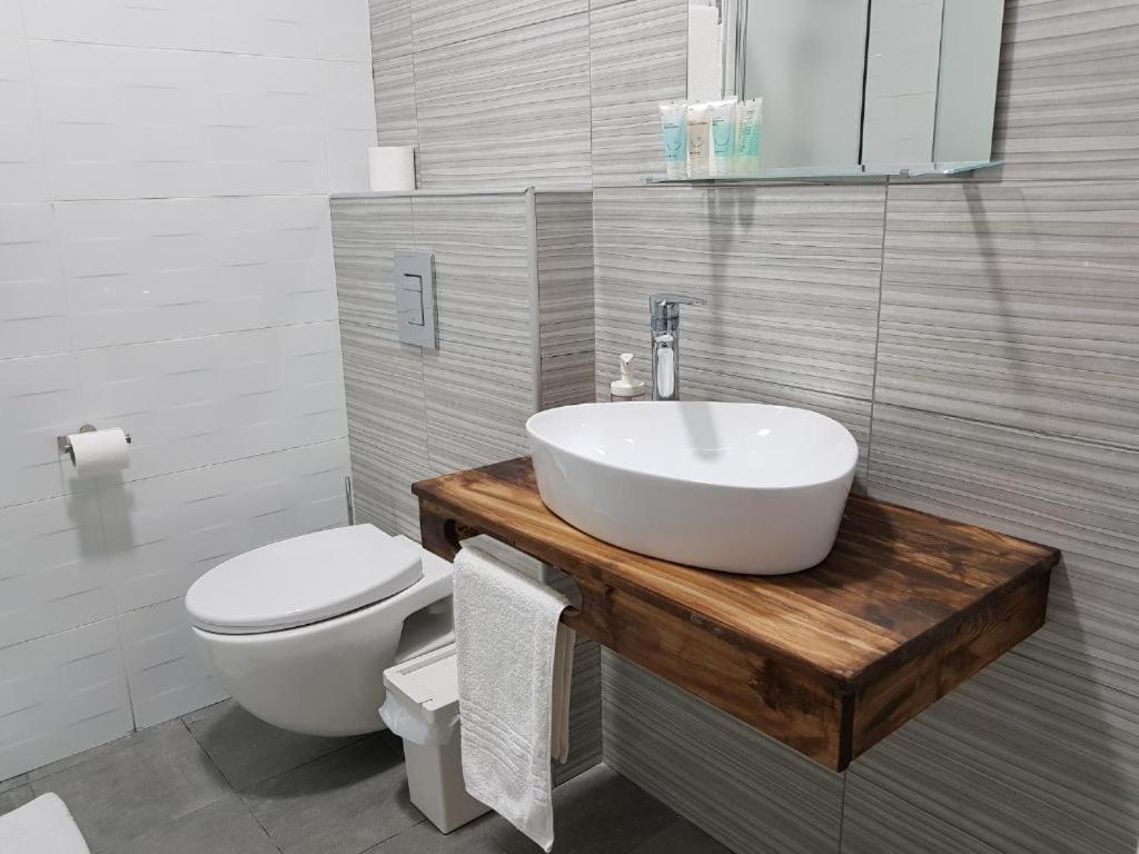 Airport Guest House Or Yehuda Екстериор снимка