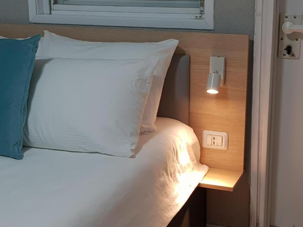 Airport Guest House Or Yehuda Екстериор снимка