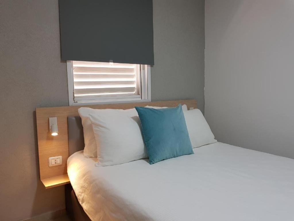 Airport Guest House Or Yehuda Екстериор снимка