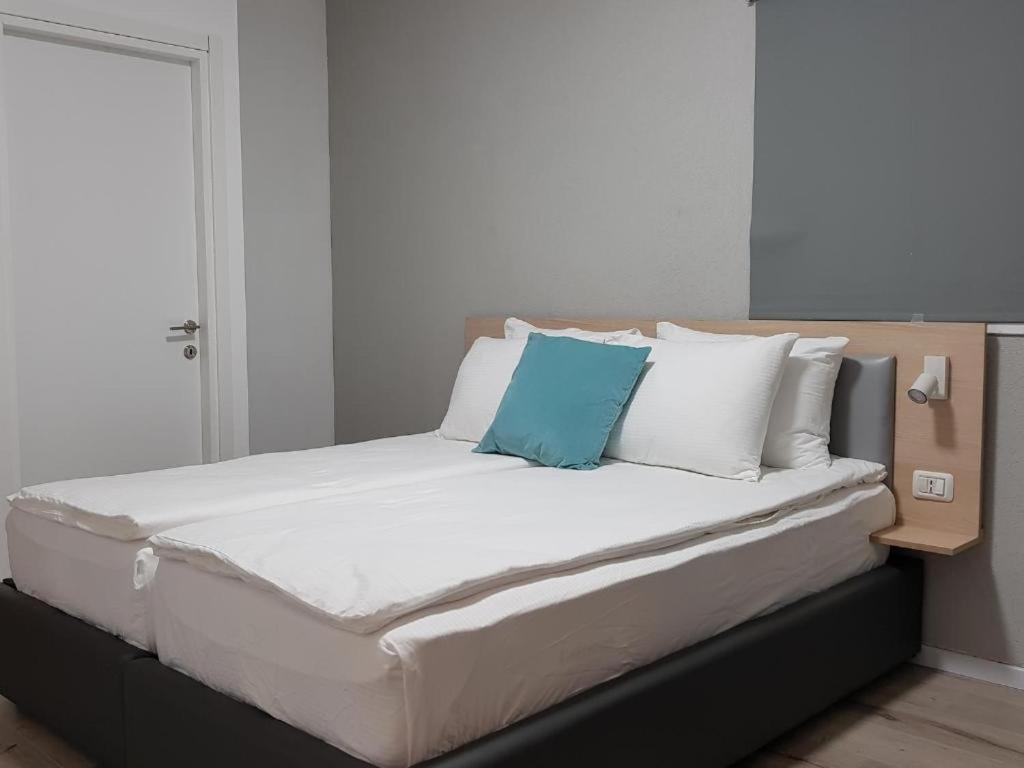 Airport Guest House Or Yehuda Екстериор снимка