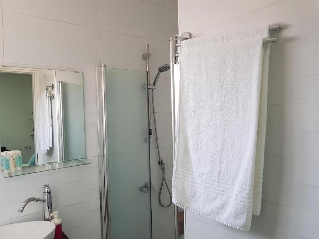Airport Guest House Or Yehuda Екстериор снимка