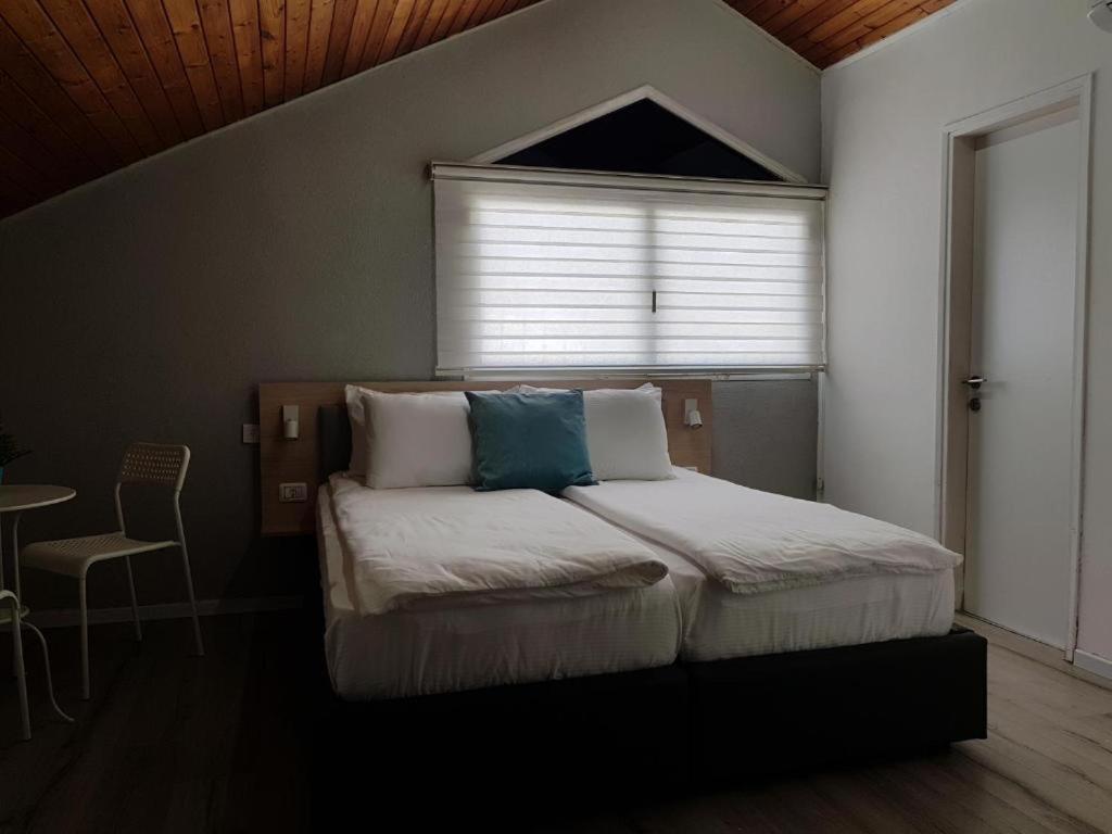 Airport Guest House Or Yehuda Стая снимка